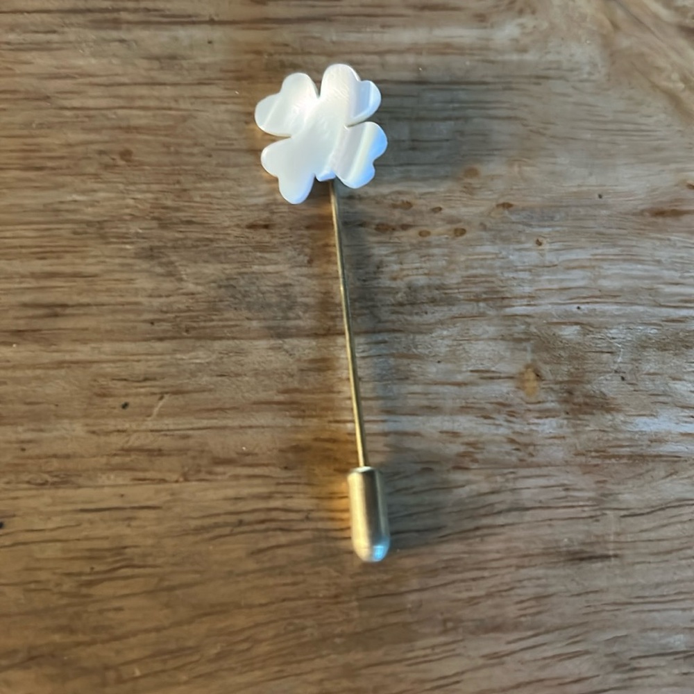 Stick pin featuring a four-leaf clover design, Magnesite.